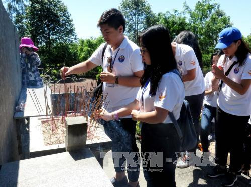 2016年越南夏令营:世界26个国家的越侨青年参观山美遗迹区 ảnh 2 2016年越南夏令营:世界26个国家的越侨青年参观山美遗迹区 ảnh 2