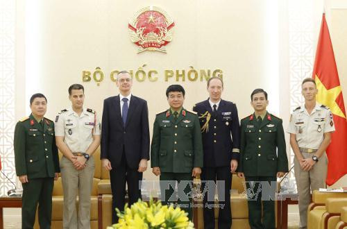 越南人民军副总参谋长武文俊会见法国维和专家代表团 ảnh 1