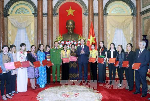 陈大光主席会见禁毒工作先进集体和先进个人 ảnh 1