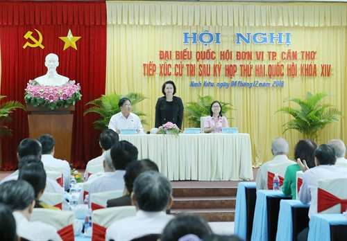 越南国会主席阮氏金银与芹苴市选民接触 ảnh 1 越南国会主席阮氏金银与芹苴市选民接触 ảnh 1