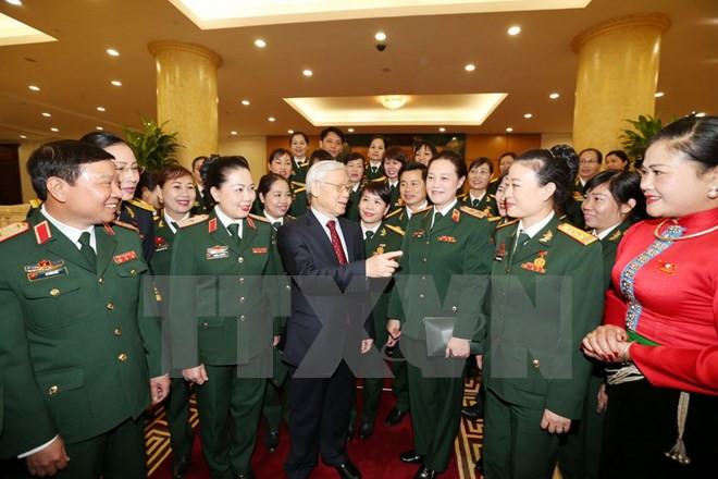 越共中央总书记阮富仲会见女军人模范代表 ảnh 1