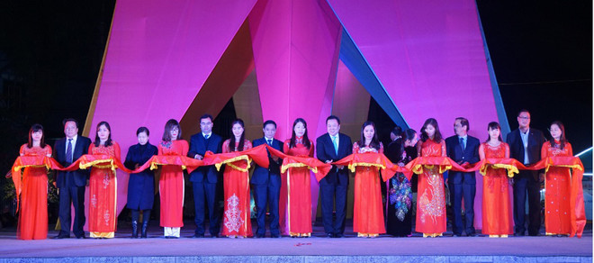 2016年越中商品展销会在高平省拉开帷幕 ảnh 1 2016年越中商品展销会在高平省拉开帷幕 ảnh 1