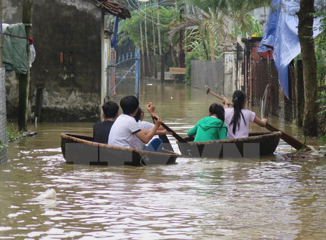 暴雨引发洪水 使中部地区各省数千户家庭陷入困境 ảnh 1 暴雨引发洪水 使中部地区各省数千户家庭陷入困境 ảnh 1