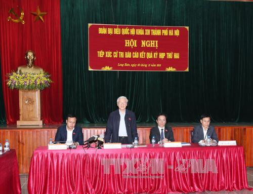 越共中央总书记阮富仲接触河内市东英县和龙边郡选民 ảnh 1