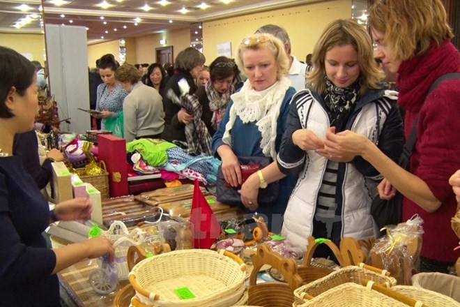 越南参加在斯洛伐克举行的圣诞慈善义卖活动 ảnh 1