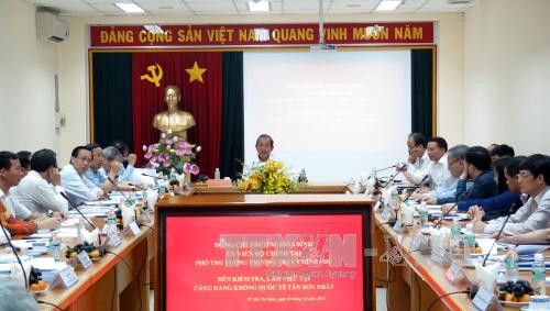 越南政府常务副总理张和平视察新山一国际航空港航空安全保障工作 ảnh 1 越南政府常务副总理张和平视察新山一国际航空港航空安全保障工作 ảnh 1