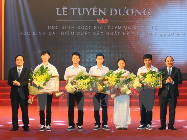 阮春福总理出席成绩优异学生表彰大会 ảnh 1 阮春福总理出席成绩优异学生表彰大会 ảnh 1