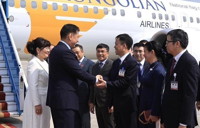 蒙古国总统抵达首都河内 开始对越南进行国事访问 ảnh 2 蒙古国总统抵达首都河内 开始对越南进行国事访问 ảnh 2