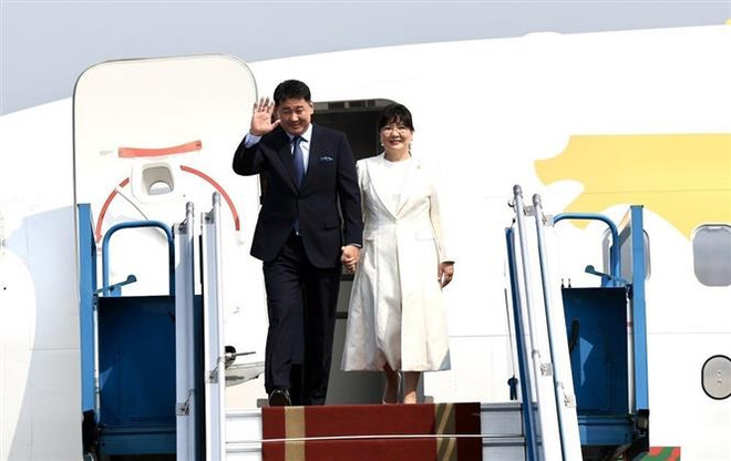 蒙古国总统抵达首都河内 开始对越南进行国事访问 ảnh 1 蒙古国总统抵达首都河内 开始对越南进行国事访问 ảnh 1