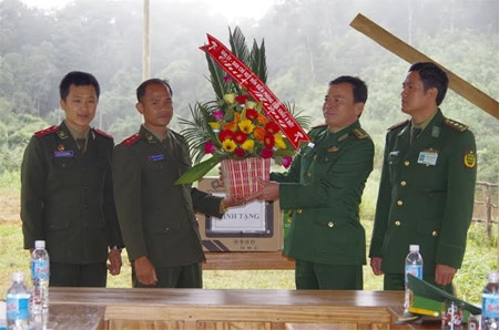 承天顺化省边防部队访问老挝塞公省军事指挥部531边界保卫连 ảnh 1