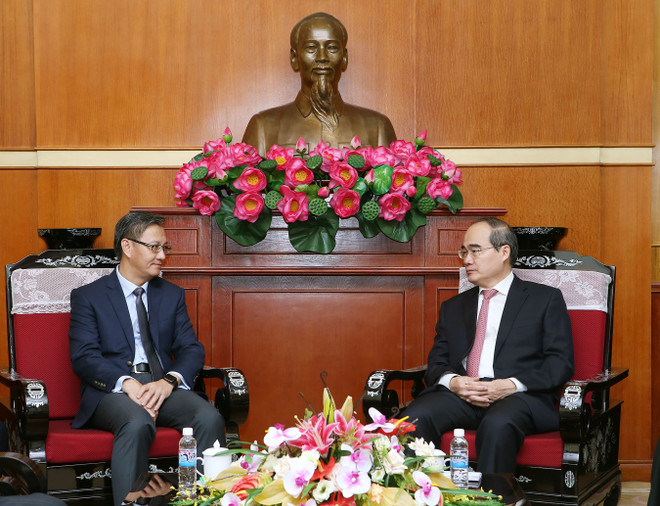 越南祖国阵线中央委员会主席阮善仁会见老挝新任驻越大使 ảnh 1 越南祖国阵线中央委员会主席阮善仁会见老挝新任驻越大使 ảnh 1