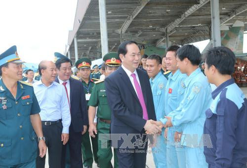 越南国家主席陈大光走访越南防空空军军种属下925团 ảnh 1