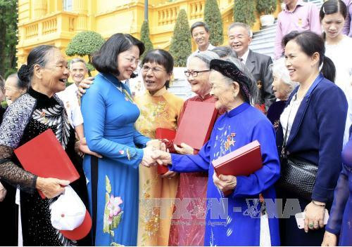 越南国家副主席邓氏玉盛会见广南省奠盘市越南英雄母亲代表团 ảnh 1 越南国家副主席邓氏玉盛会见广南省奠盘市越南英雄母亲代表团 ảnh 1