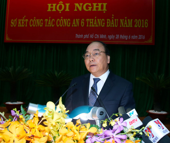 越南政府总理阮春福出席2016年上半年公安工作总结会议 ảnh 1 越南政府总理阮春福出席2016年上半年公安工作总结会议 ảnh 1