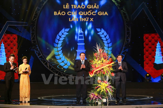 国家主席陈大光出席第十届国家新闻奖颁奖仪式 ảnh 1 国家主席陈大光出席第十届国家新闻奖颁奖仪式 ảnh 1