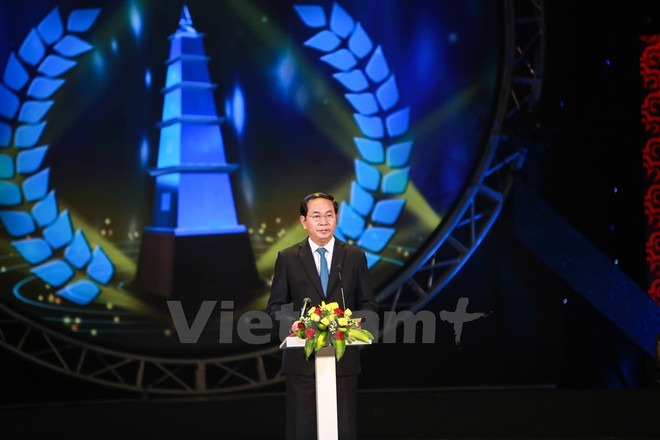 国家主席陈大光出席第十届国家新闻奖颁奖仪式 ảnh 2 国家主席陈大光出席第十届国家新闻奖颁奖仪式 ảnh 2