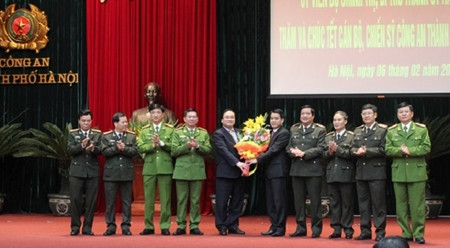 河内市市委书记黄忠海向本市公安局和首都司令部干部战士拜年 ảnh 1 河内市市委书记黄忠海向本市公安局和首都司令部干部战士拜年 ảnh 1