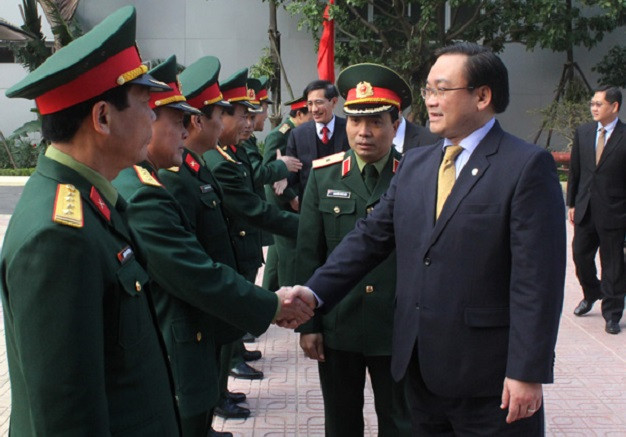 河内市市委书记黄忠海向本市公安局和首都司令部干部战士拜年 ảnh 2 河内市市委书记黄忠海向本市公安局和首都司令部干部战士拜年 ảnh 2