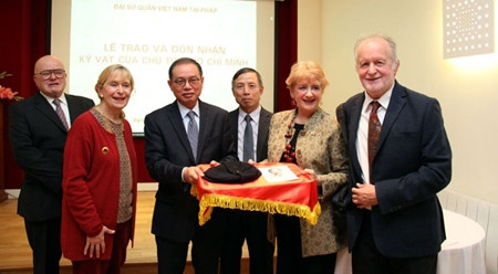 胡志明主席的纪念品赠送仪式在法国举行 ảnh 1 胡志明主席的纪念品赠送仪式在法国举行 ảnh 1