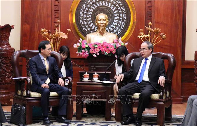 胡志明市市委书记会见韩国三星集团执行总裁 ảnh 1 胡志明市市委书记会见韩国三星集团执行总裁 ảnh 1