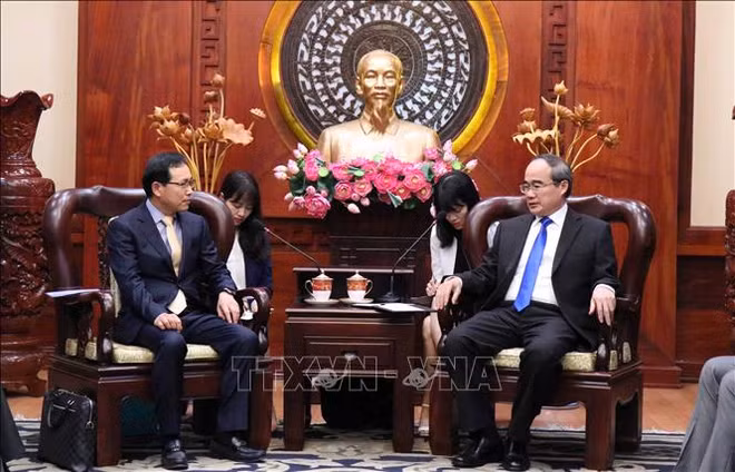胡志明市市委书记会见韩国三星集团执行总裁 ảnh 1