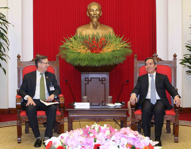 越共中央经济部部长阮文平会见美国-东盟理事会代表团 ảnh 1 越共中央经济部部长阮文平会见美国-东盟理事会代表团 ảnh 1