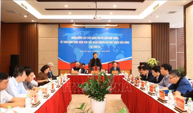 越南国会和联合国考察团赴山罗省考察消除贫困和减贫工作 ảnh 1 越南国会和联合国考察团赴山罗省考察消除贫困和减贫工作 ảnh 1