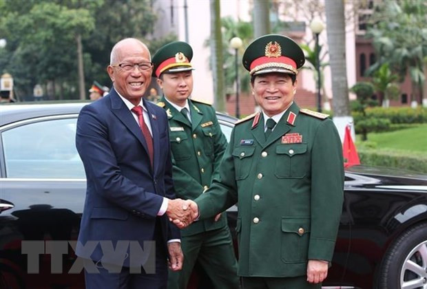 菲律宾国防部长洛伦扎纳对越南进行正式访问 ảnh 1 菲律宾国防部长洛伦扎纳对越南进行正式访问 ảnh 1