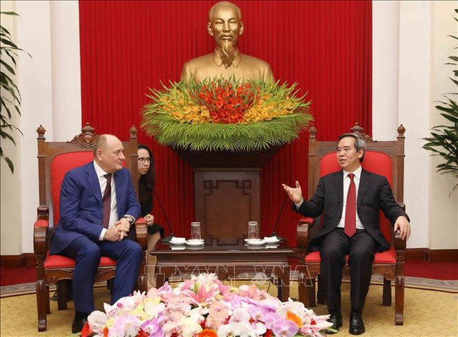 越共中央经济部部长会见俄罗斯天然气工业公司高级代表团 ảnh 2 越共中央经济部部长会见俄罗斯天然气工业公司高级代表团 ảnh 2