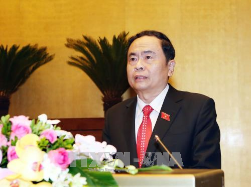  越南第十四届国会第四次会议：阮春福作了2017年经济社会发展计划执行情况的报告 ảnh 3