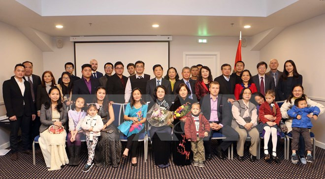 越南国家副主席邓氏玉盛亲切会见旅拉越南人 ảnh 1 越南国家副主席邓氏玉盛亲切会见旅拉越南人 ảnh 1