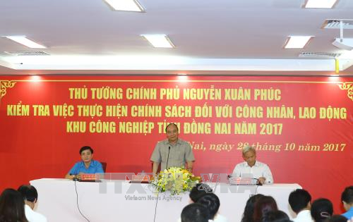 阮春福与同奈省劳动者交谈了解其心愿 ảnh 1 阮春福与同奈省劳动者交谈了解其心愿 ảnh 1