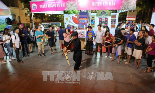 在河内市还剑湖步行街举办的河江文化旅游空间热闹非凡 ảnh 1 在河内市还剑湖步行街举办的河江文化旅游空间热闹非凡 ảnh 1