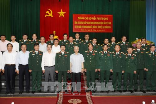 阮富仲总书记与第四军区司令部举行工作会谈 ảnh 2 阮富仲总书记与第四军区司令部举行工作会谈 ảnh 2