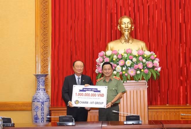 韩国Charmvit集团向越南人民公安荣军烈士儿女颁发奖学金 ảnh 1