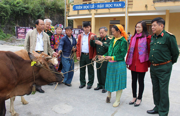 帮助边界各乡地雷受害者走出贫困 ảnh 1