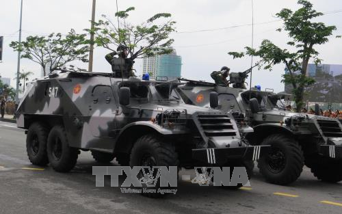 政府总理阮春福出席2017年APEC领导人会议周反恐演练和安保出征仪式 ảnh 2