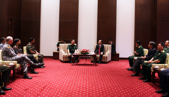 胡志明市领导会见国际国防官员培训班代表团 ảnh 1 胡志明市领导会见国际国防官员培训班代表团 ảnh 1