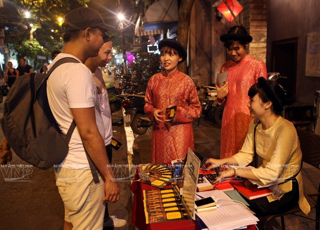 在河内欣赏歌筹演唱 ảnh 1