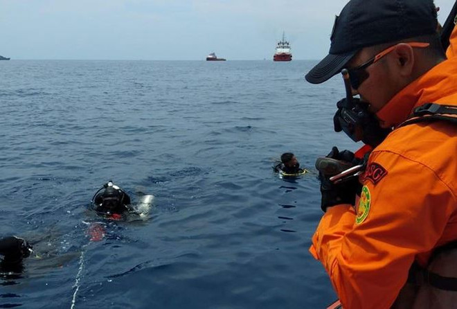 印尼客机坠海事件:发现疑似部分客机机身 ảnh 1 印尼客机坠海事件:发现疑似部分客机机身 ảnh 1