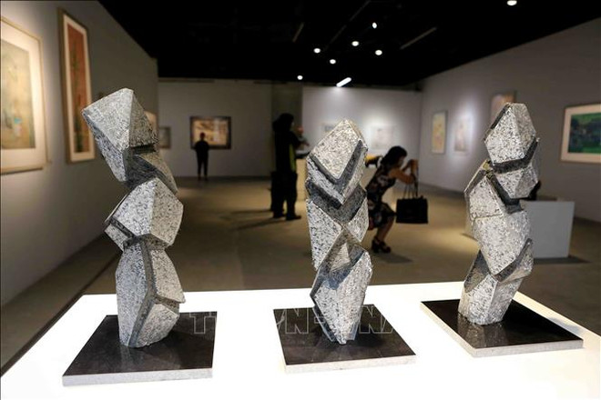小型雕刻与丝绸画展览会在河内举行 ảnh 2 小型雕刻与丝绸画展览会在河内举行 ảnh 2