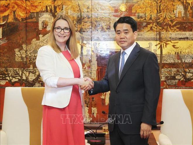 河内市人委会主席阮德钟会见英国威尔士教育与技能部长 ảnh 1 河内市人委会主席阮德钟会见英国威尔士教育与技能部长 ảnh 1