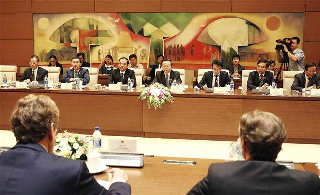 国会副主席冯国显会见欧洲议会渔业委员会代表团 ảnh 1