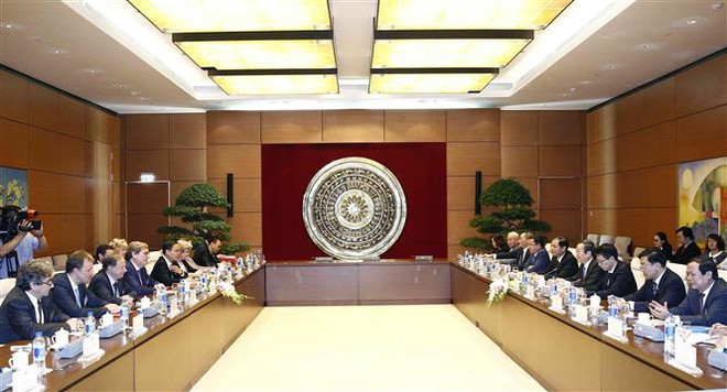 国会副主席冯国显会见欧洲议会渔业委员会代表团 ảnh 2