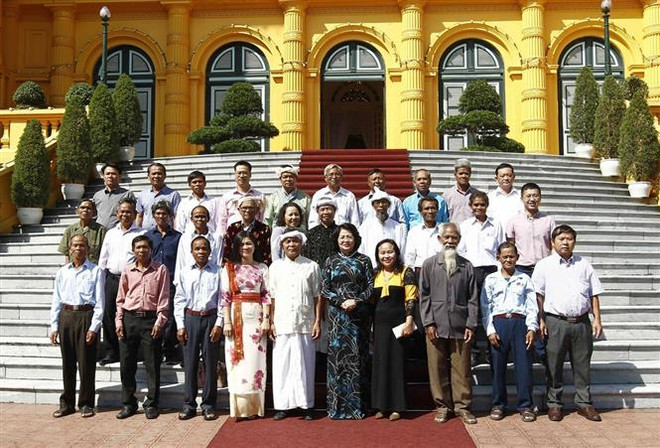 国家副主席邓氏玉盛会见宁顺省少数民族先进模范代表团 ảnh 1