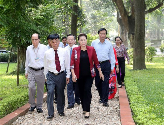 越南国会主席阮氏金银在67号房向胡志明主席敬香 ảnh 2 越南国会主席阮氏金银在67号房向胡志明主席敬香 ảnh 2