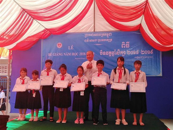 旅居柬埔寨越南侨胞子女的新进小学校举行2018-2019学年结业典礼 ảnh 1 旅居柬埔寨越南侨胞子女的新进小学校举行2018-2019学年结业典礼 ảnh 1