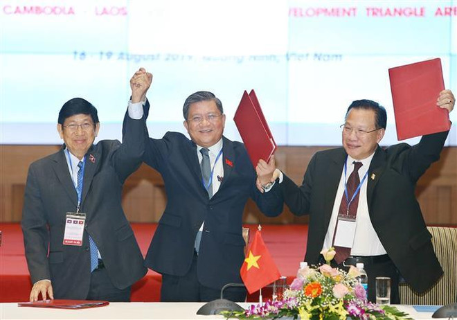 柬老越三国国会对外委员会第七次会议发表联合声明 ảnh 2 柬老越三国国会对外委员会第七次会议发表联合声明 ảnh 2