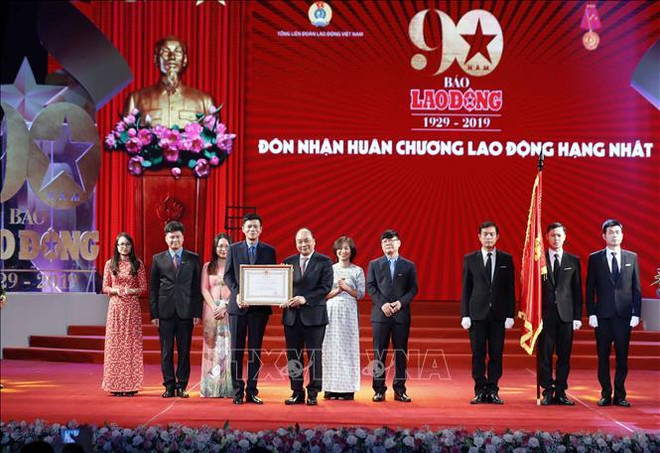 越南政府总理阮春福出席《劳动报》创刊90周年纪念典礼 ảnh 2 越南政府总理阮春福出席《劳动报》创刊90周年纪念典礼 ảnh 2