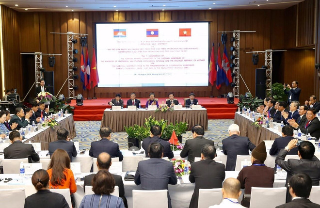 柬老越三国国会对外委员会第七次会议在广宁省举行 ảnh 2